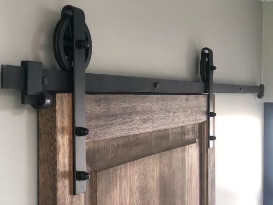 سخت افزار درب انبار کشویی تک چوبی 6.6FT کیت غلتکی چرخ شیار بزرگ مشکی